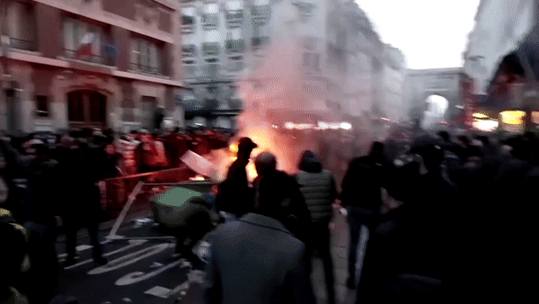Biểu tình bạo loạn giữa Paris 
